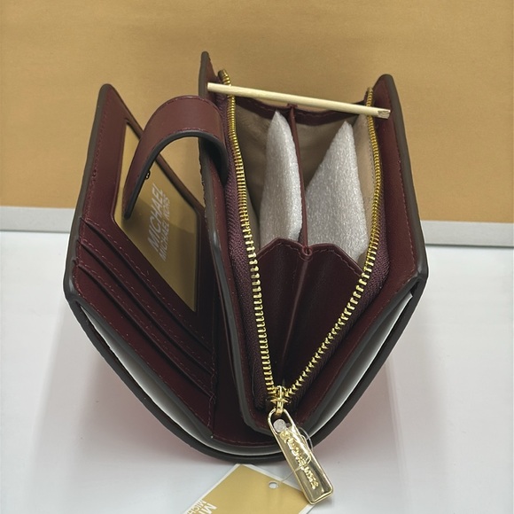 Michael Kors Jet Set Medium Two-Tone
Logo Wallet
Wallet OXBLOOD MULTI COLOR - Picture 11 of 13